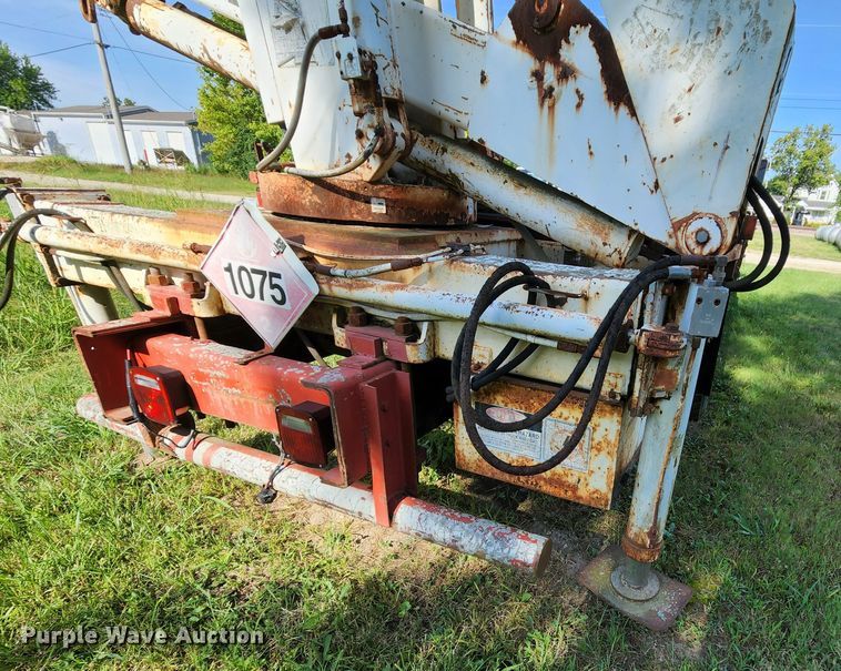 image for item MK9070 1992 Ford F700  flatbed truck