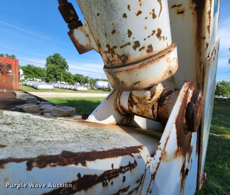 image for item MK9070 1992 Ford F700  flatbed truck