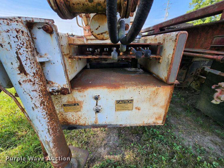 image for item MK9070 1992 Ford F700  flatbed truck