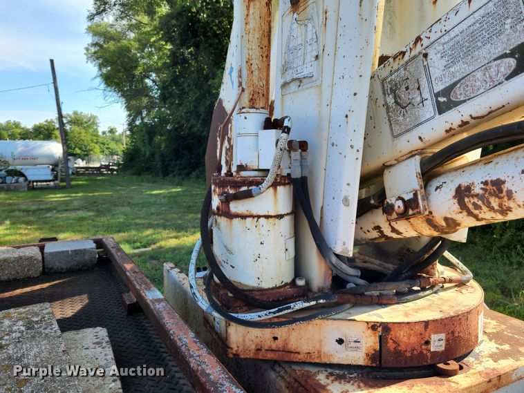 image for item MK9070 1992 Ford F700  flatbed truck