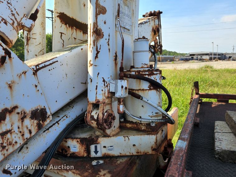 image for item MK9070 1992 Ford F700  flatbed truck