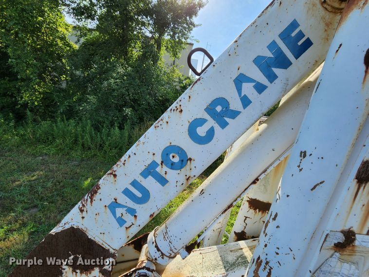 image for item MK9070 1992 Ford F700  flatbed truck