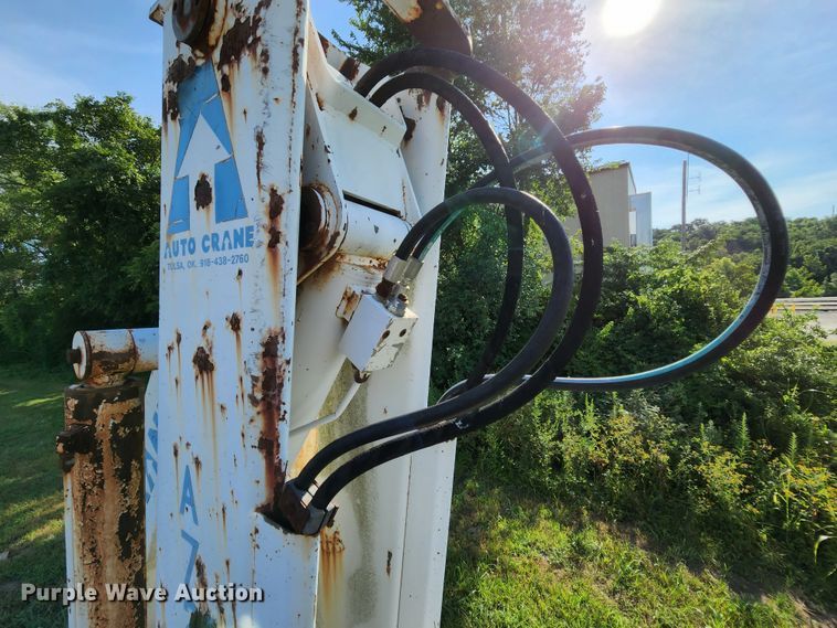 image for item MK9070 1992 Ford F700  flatbed truck