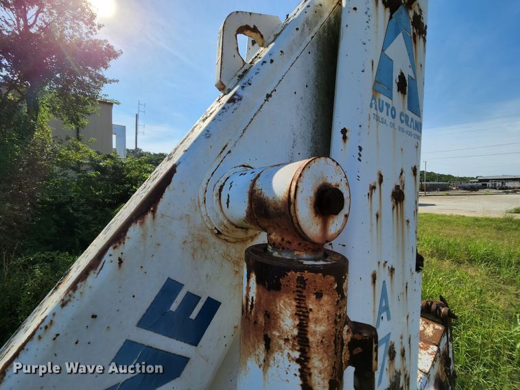 image for item MK9070 1992 Ford F700  flatbed truck