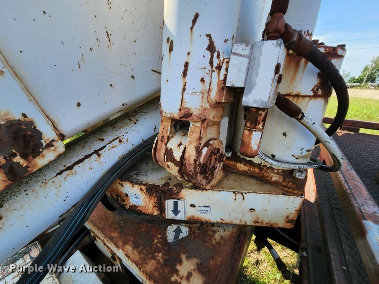 image for item MK9070 1992 Ford F700  flatbed truck