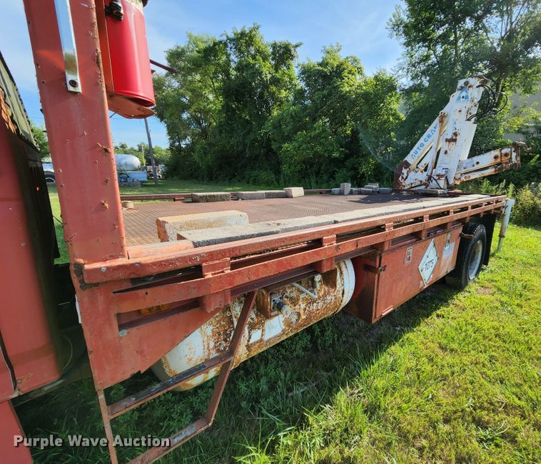 image for item MK9070 1992 Ford F700  flatbed truck