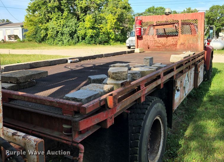 image for item MK9070 1992 Ford F700  flatbed truck