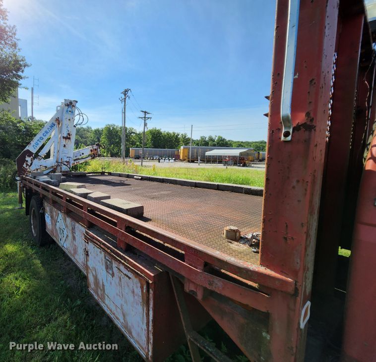 image for item MK9070 1992 Ford F700  flatbed truck