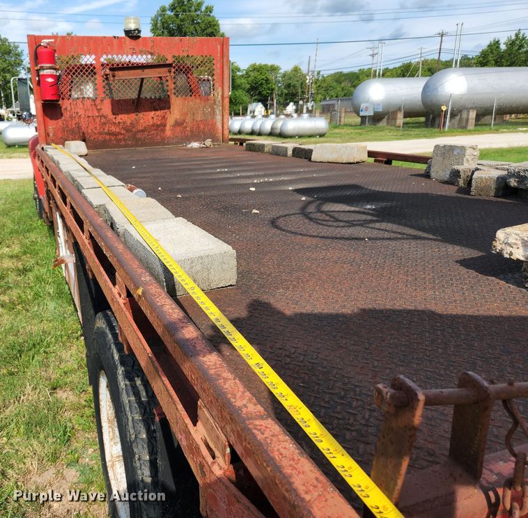 image for item MK9070 1992 Ford F700  flatbed truck