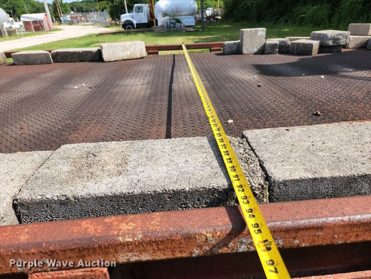 image for item MK9070 1992 Ford F700  flatbed truck