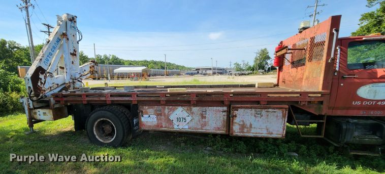 image for item MK9070 1992 Ford F700  flatbed truck
