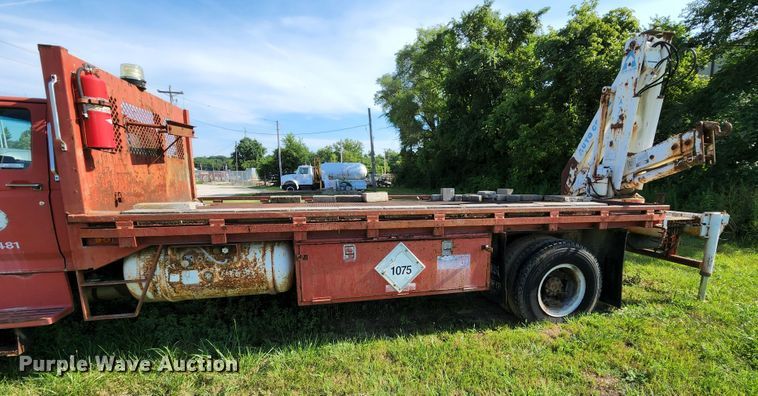 image for item MK9070 1992 Ford F700  flatbed truck