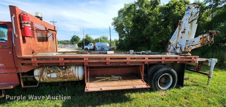 image for item MK9070 1992 Ford F700  flatbed truck