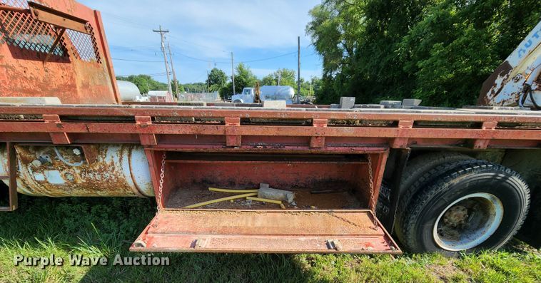 image for item MK9070 1992 Ford F700  flatbed truck