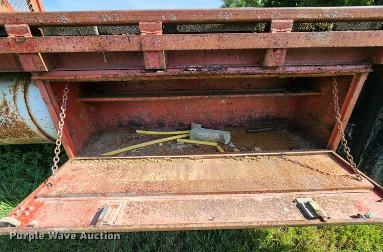 image for item MK9070 1992 Ford F700  flatbed truck