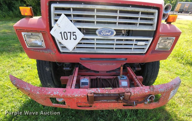 image for item MK9070 1992 Ford F700  flatbed truck