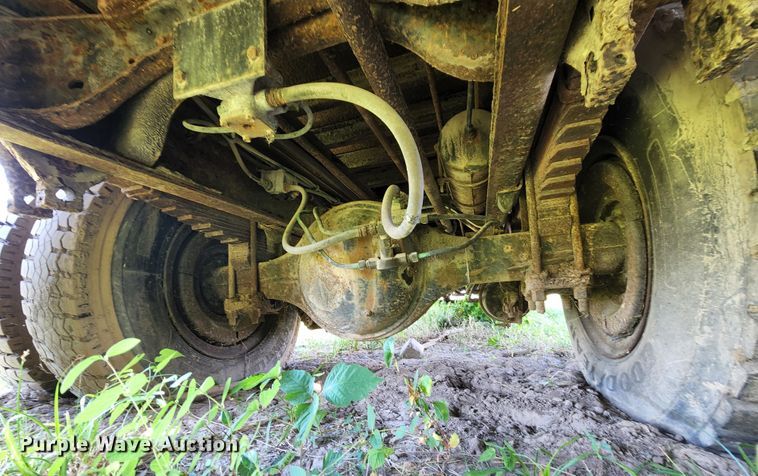 image for item MK9070 1992 Ford F700  flatbed truck