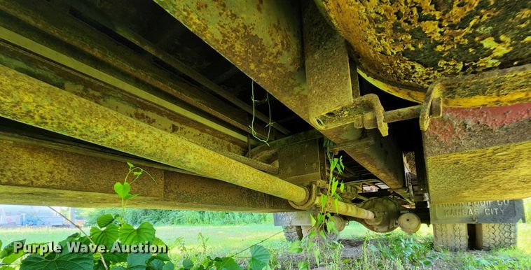 image for item MK9070 1992 Ford F700  flatbed truck