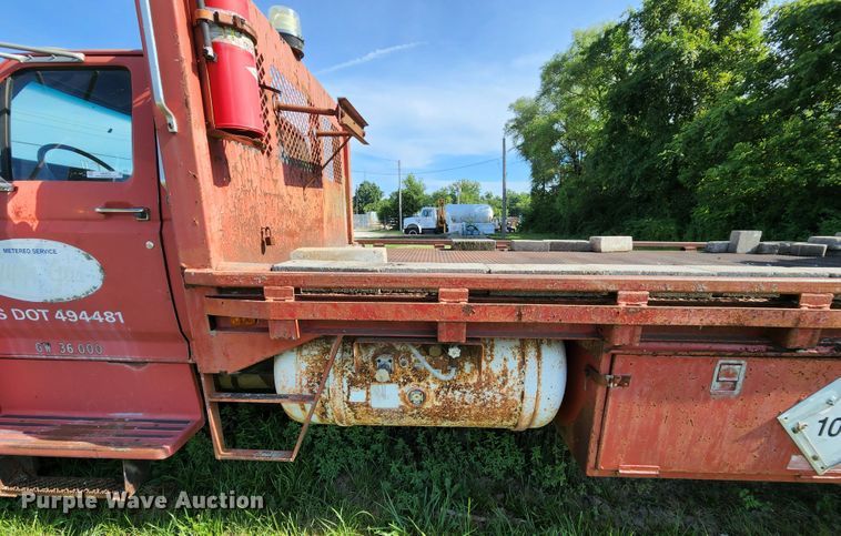 image for item MK9070 1992 Ford F700  flatbed truck