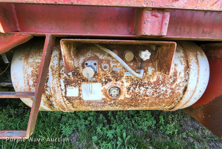 image for item MK9070 1992 Ford F700  flatbed truck