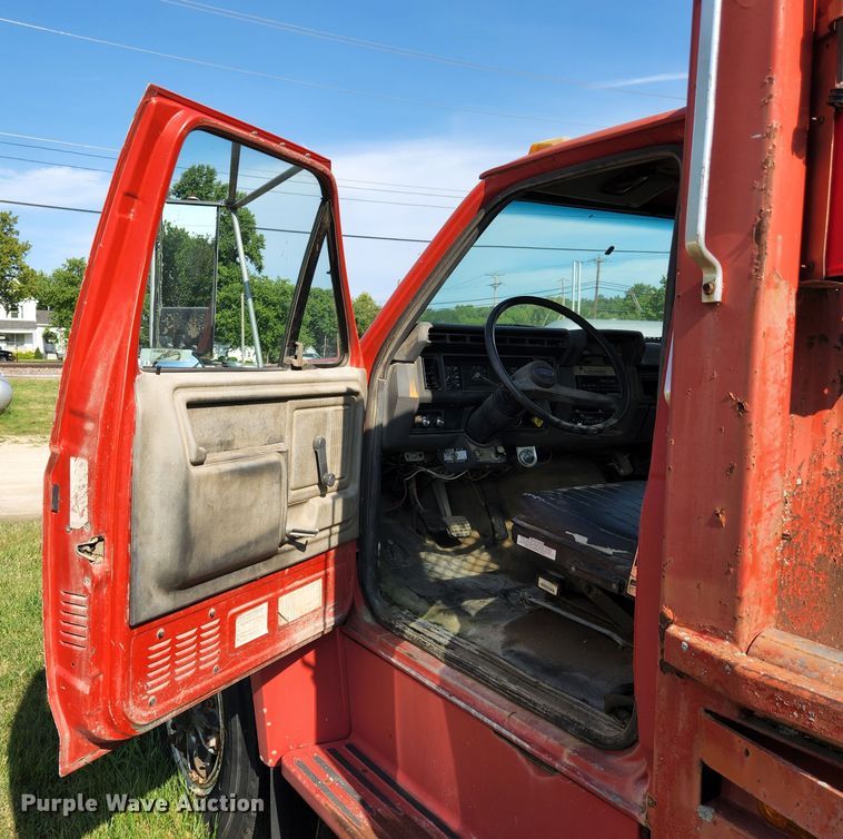 image for item MK9070 1992 Ford F700  flatbed truck