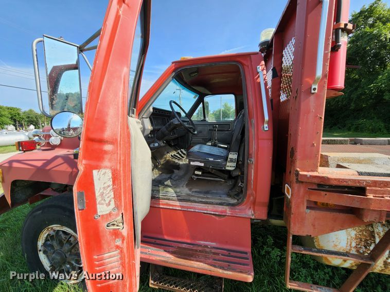 image for item MK9070 1992 Ford F700  flatbed truck