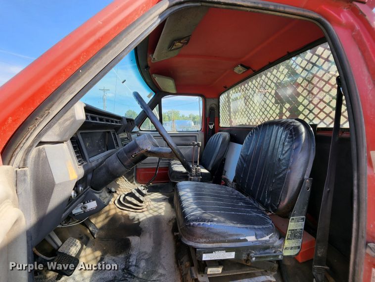 image for item MK9070 1992 Ford F700  flatbed truck