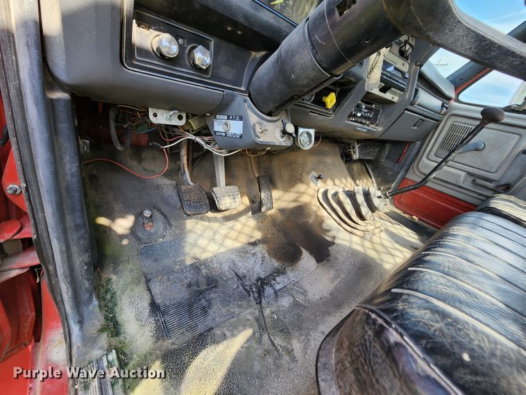 image for item MK9070 1992 Ford F700  flatbed truck