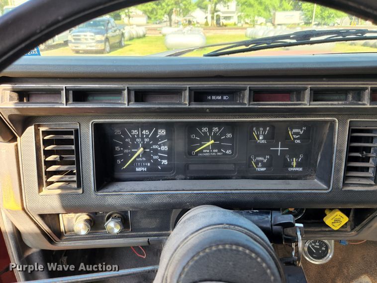 image for item MK9070 1992 Ford F700  flatbed truck