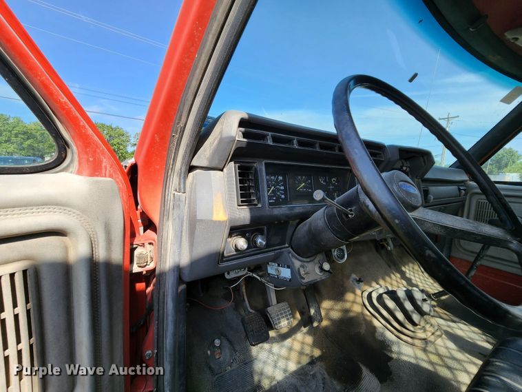 image for item MK9070 1992 Ford F700  flatbed truck