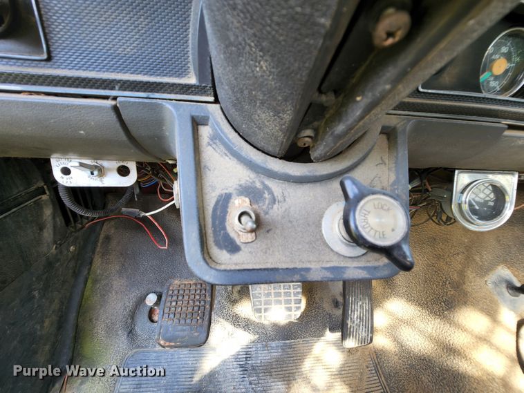 image for item MK9070 1992 Ford F700  flatbed truck