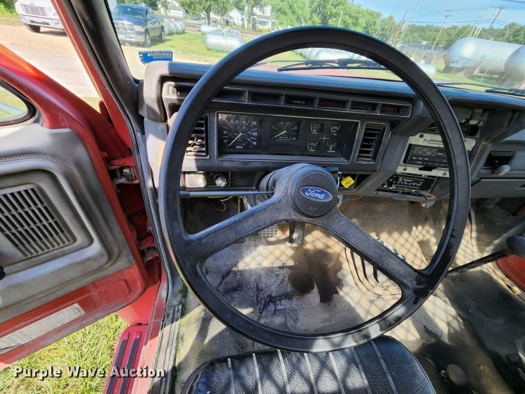 image for item MK9070 1992 Ford F700  flatbed truck