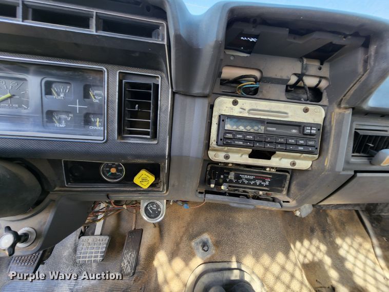 image for item MK9070 1992 Ford F700  flatbed truck