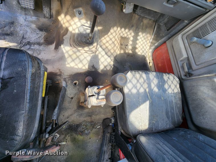 image for item MK9070 1992 Ford F700  flatbed truck