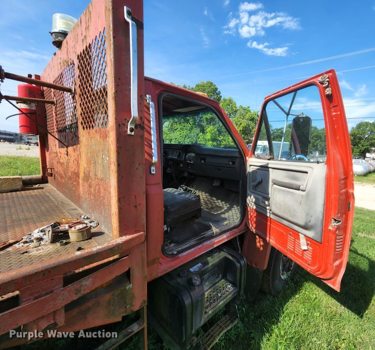 image for item MK9070 1992 Ford F700  flatbed truck