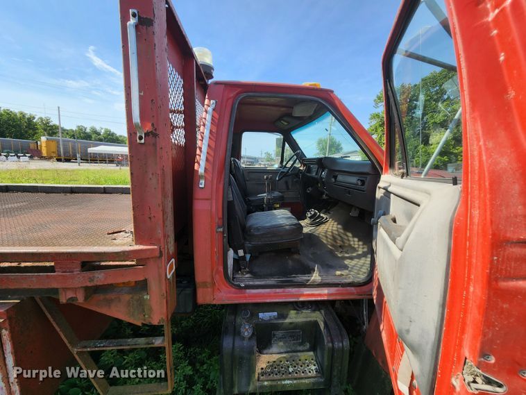 image for item MK9070 1992 Ford F700  flatbed truck