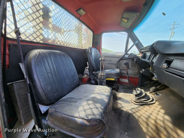 image for item MK9070 1992 Ford F700  flatbed truck