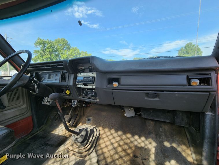 image for item MK9070 1992 Ford F700  flatbed truck