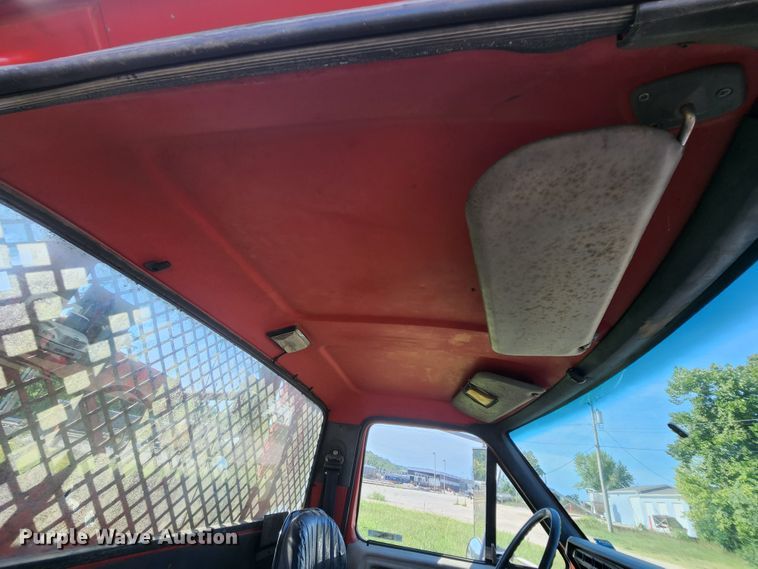 image for item MK9070 1992 Ford F700  flatbed truck