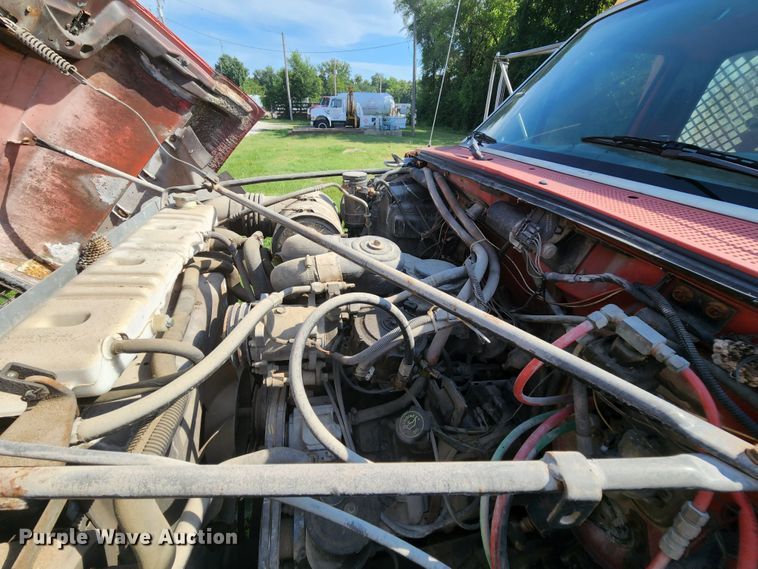 image for item MK9070 1992 Ford F700  flatbed truck