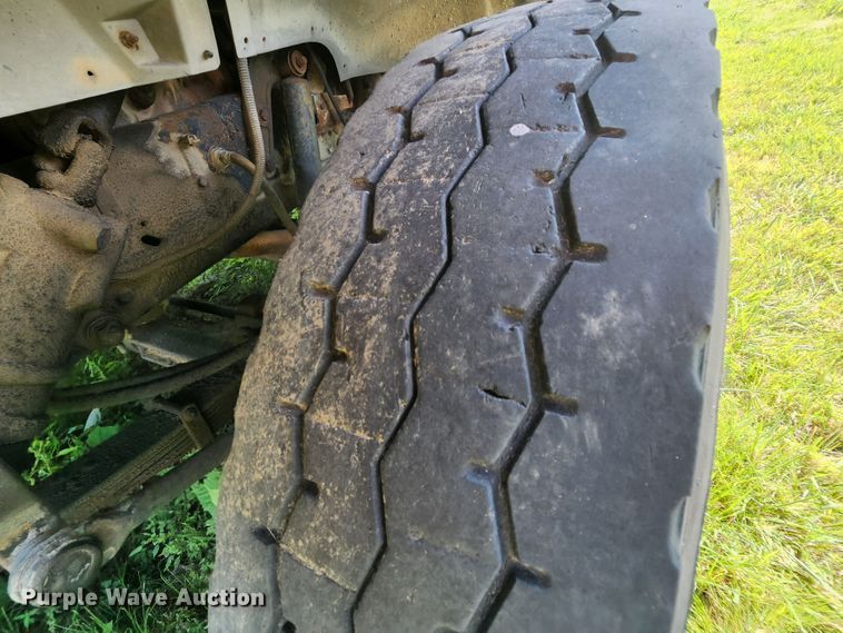 image for item MK9070 1992 Ford F700  flatbed truck