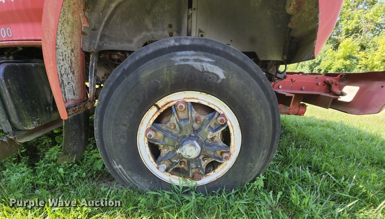 image for item MK9070 1992 Ford F700  flatbed truck