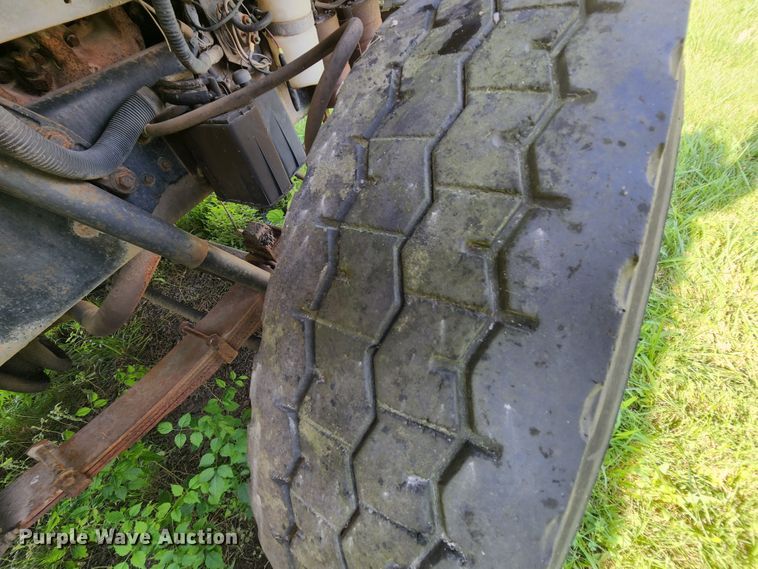 image for item MK9070 1992 Ford F700  flatbed truck