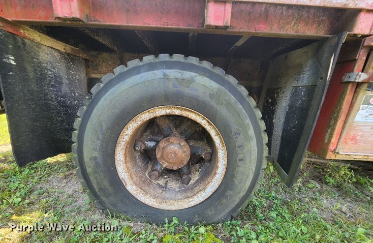 image for item MK9070 1992 Ford F700  flatbed truck