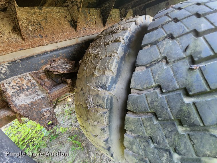 image for item MK9070 1992 Ford F700  flatbed truck