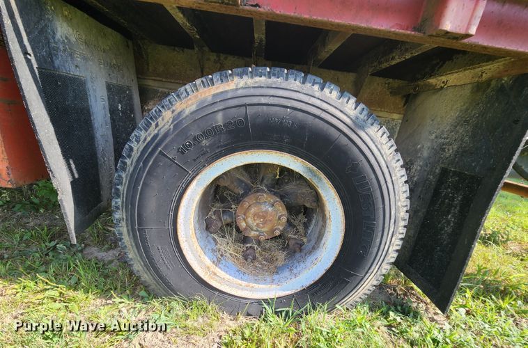 image for item MK9070 1992 Ford F700  flatbed truck