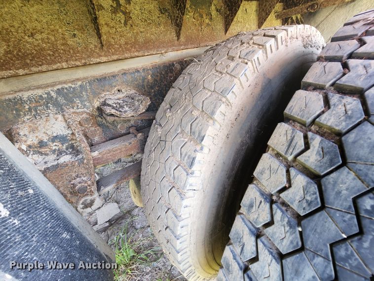 image for item MK9070 1992 Ford F700  flatbed truck