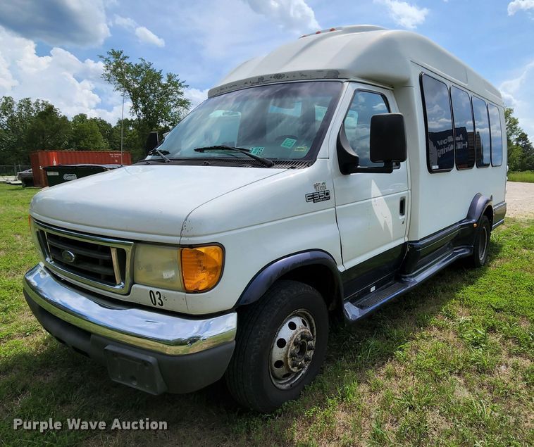 image for item MK9089 2005 Ford E350 Super Duty  shuttle bus