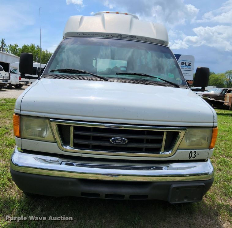 image for item MK9089 2005 Ford E350 Super Duty  shuttle bus
