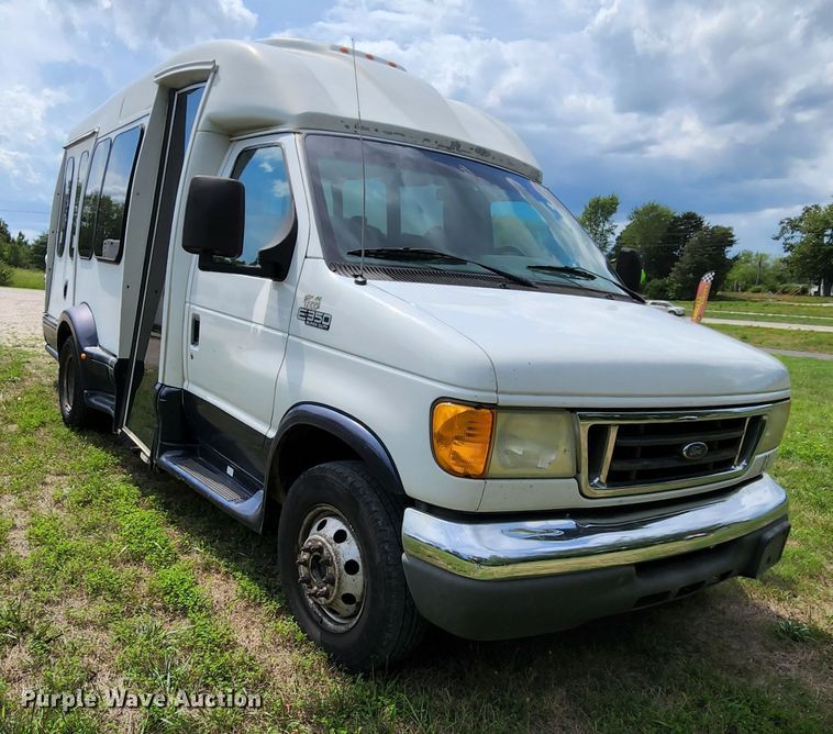 image for item MK9089 2005 Ford E350 Super Duty  shuttle bus